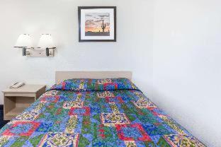 Knights Inn Grand Rapids East Airport Room photo